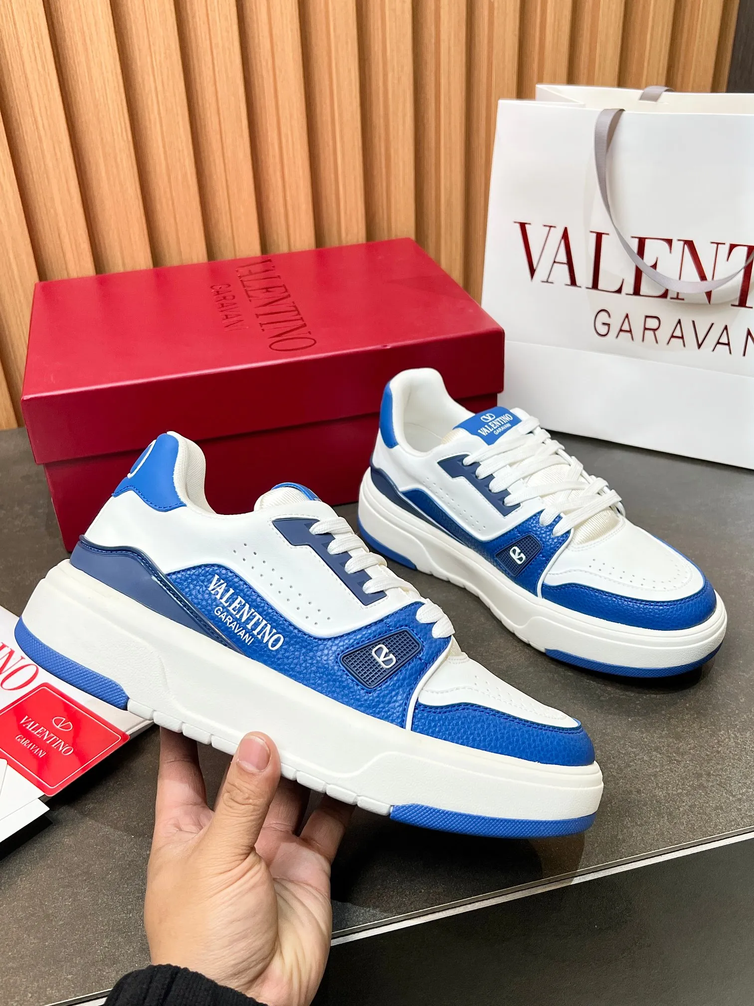 👟👟Ex-factory price 680👟👟 𝑽𝒂𝒍𝒆𝒏𝒕𝒊𝒏𝒐Valentino 𝑶𝒏𝒆𝑺𝒕𝒖𝒅 Couple's sneaker series Valentino 2025 latest couple's sneakers same style for celebrities Hot sale. The original ZP was purchased and dismantled. Repeated printing and modification. Trying to restore the original version 1:1! Top luxury masterpiece, soft and comfortable, combining fashion and leisure, bringing excellent and elegant texture and excellent on-foot comfort. Top purchasing version upper: imported calfskin surface/original oil edge craftsmanship. Lining: water-dyed cowhide lining. Outsole: original development 𝐓𝐏𝐔 two-color combination outsole. Packaging: original configuration complete package. Code number: 34-44